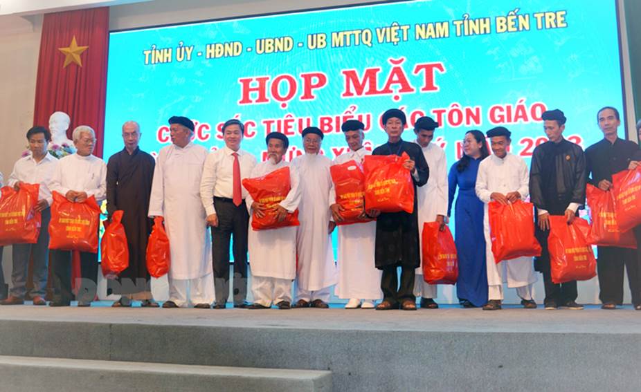 Ủy viên Trung ương Đảng - Bí thư Tỉnh ủy Lê Đức Thọ tặng quà cho các đại biểu chức sắc nhân dịp Xuân Quý Mão 2023.