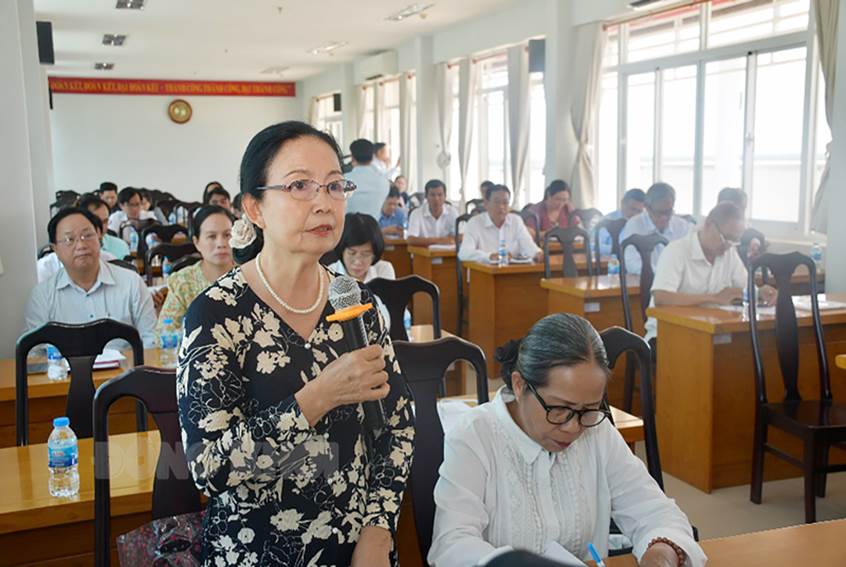 Bà Nguyễn Thị Phương Đào - nguyên Chủ tịch Hội LHPN tỉnh đóng góp ý kiến.