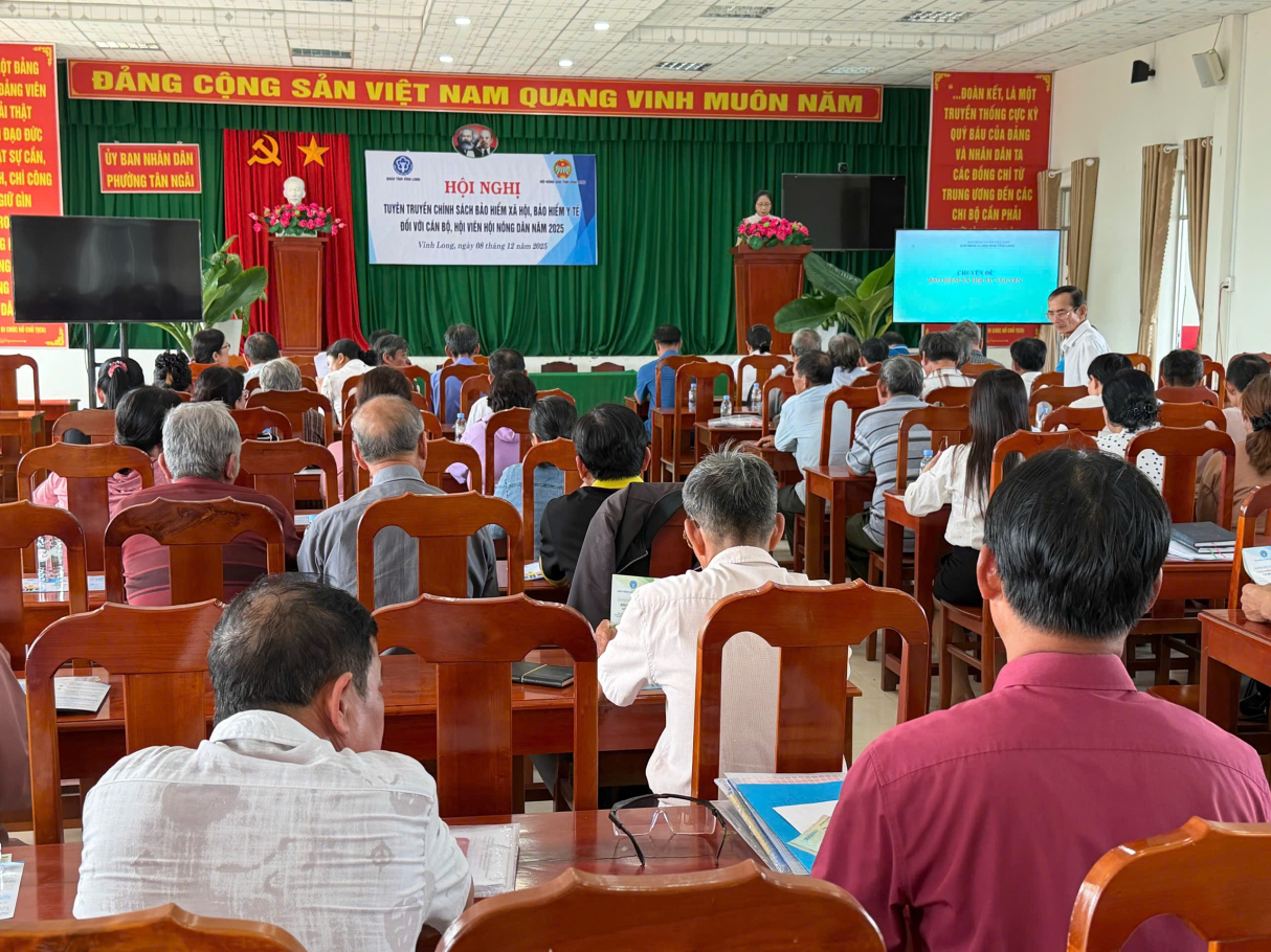 Description: A group of people in a room
AI-generated content may be incorrect.